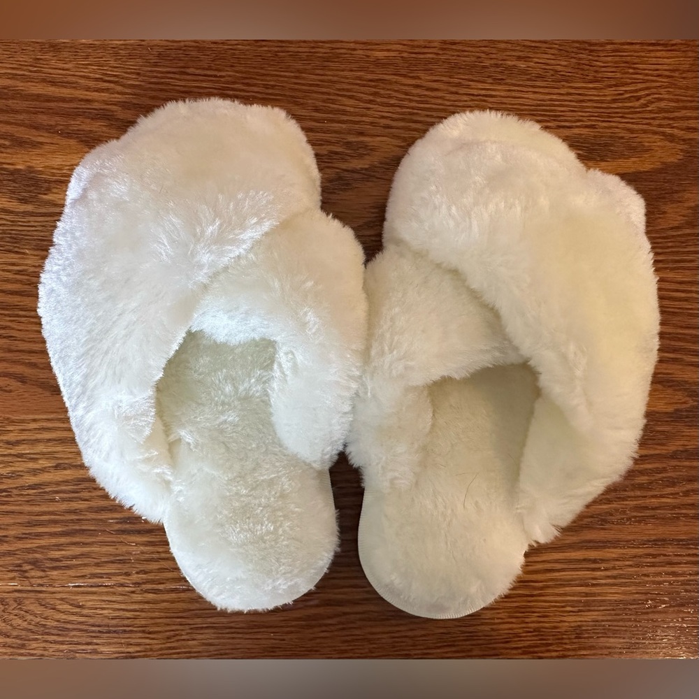 New without Tags- Kids Girls White Fuzzy Slippers House Shoes Size 32-33 (1-2)